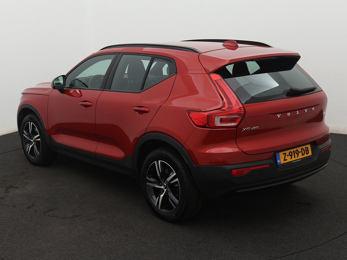 40262246 volvo xc40 2 0 b4 plus dark 3 02