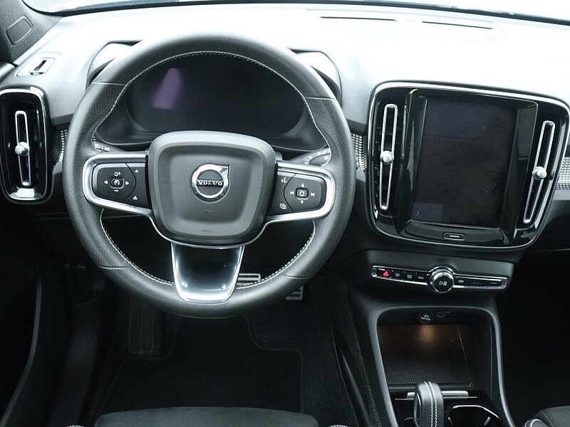 39077017 volvo xc40 recharge p8 awd r design 6 19