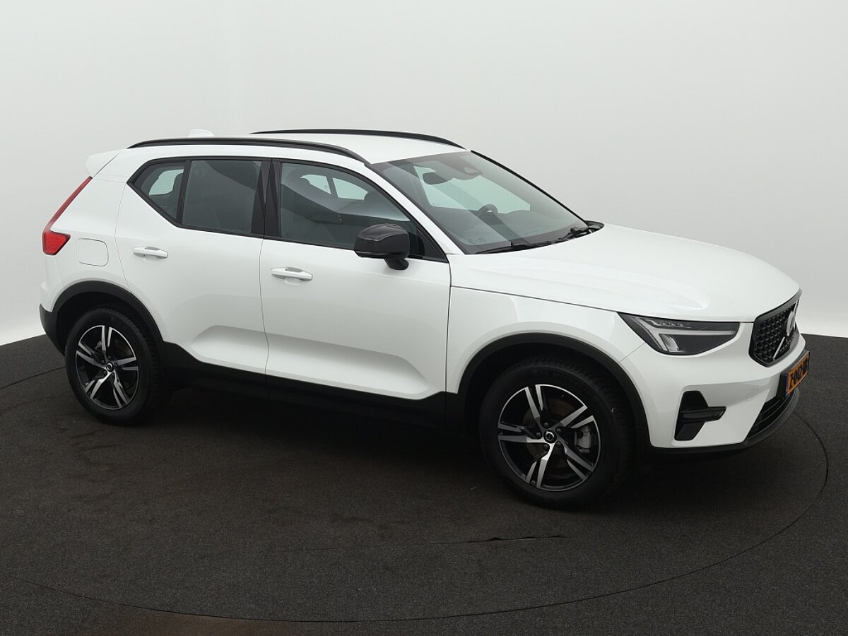 40913574 volvo xc40 2 0 b4 plus dark 02