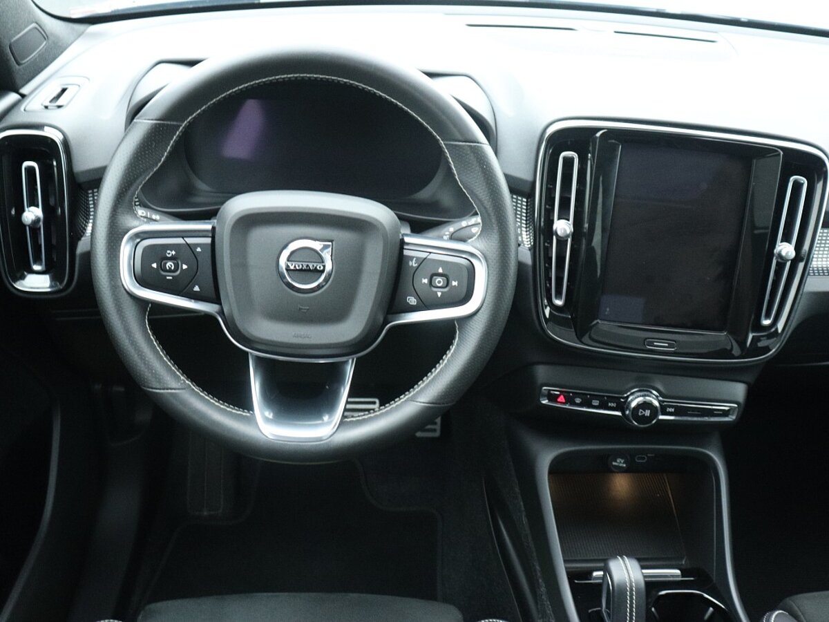 39077017 volvo xc40 recharge p8 awd r design 6 20