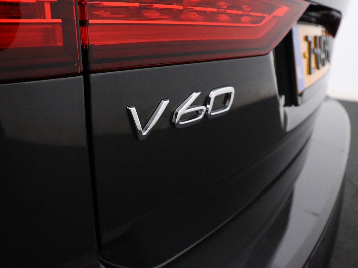 40471404 volvo v60 2 0 t6 awd plus dark panoramadak 27