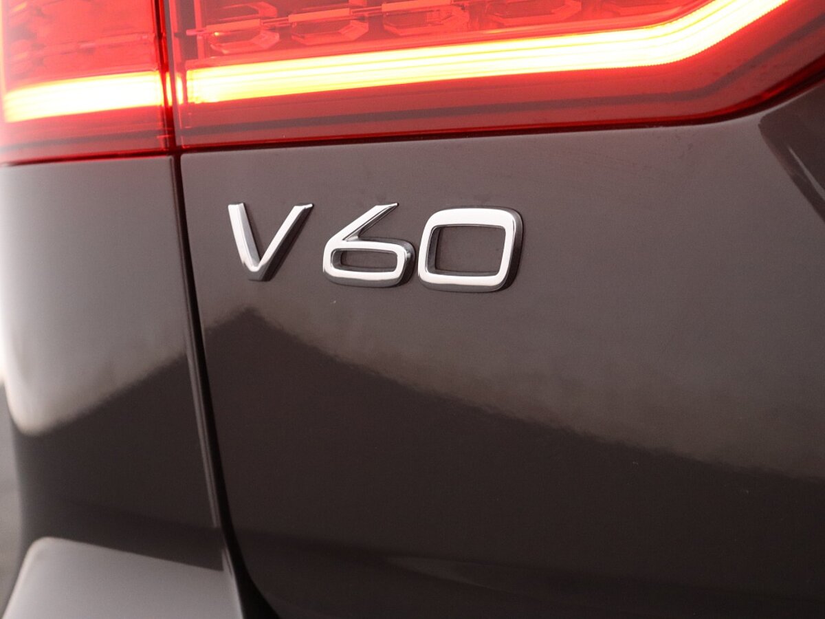 40513186 volvo v60 2 0 b3 essential edition 42