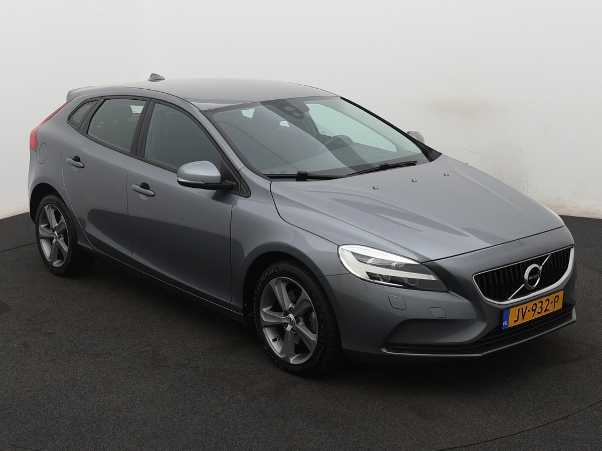 40032707 volvo v40 2 0 t3 momentum 7 02