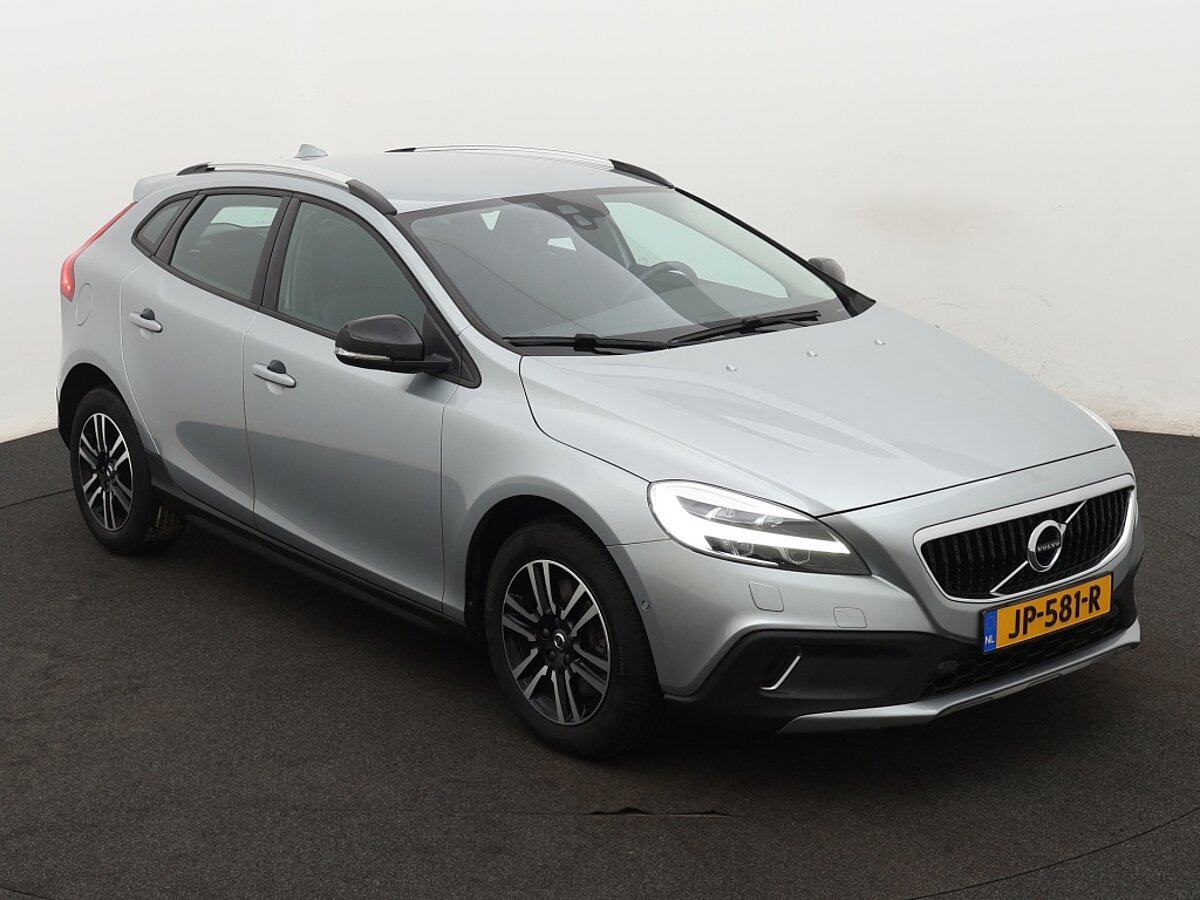 39795099 volvo v40 cross country 2 0 t3 momentum 8 03