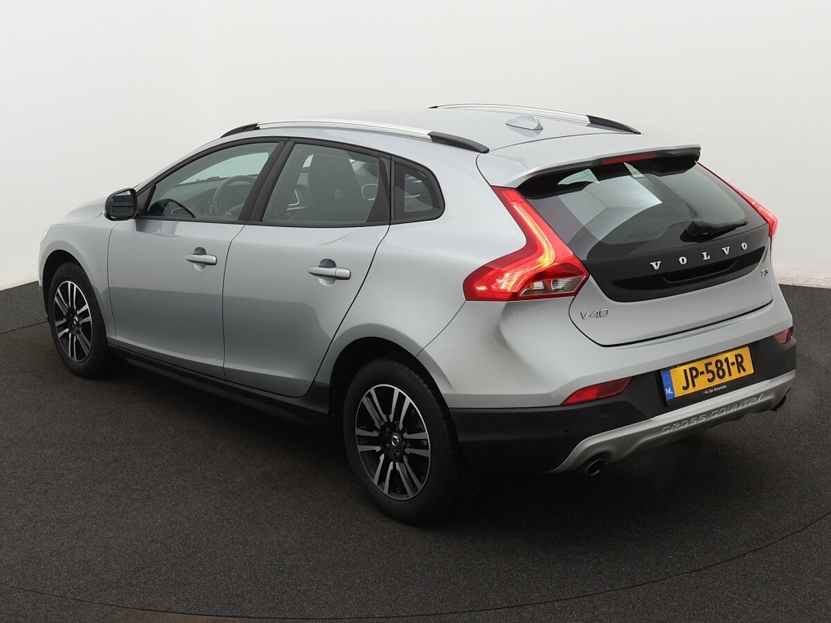 39795099 volvo v40 cross country 2 0 t3 momentum 3 03