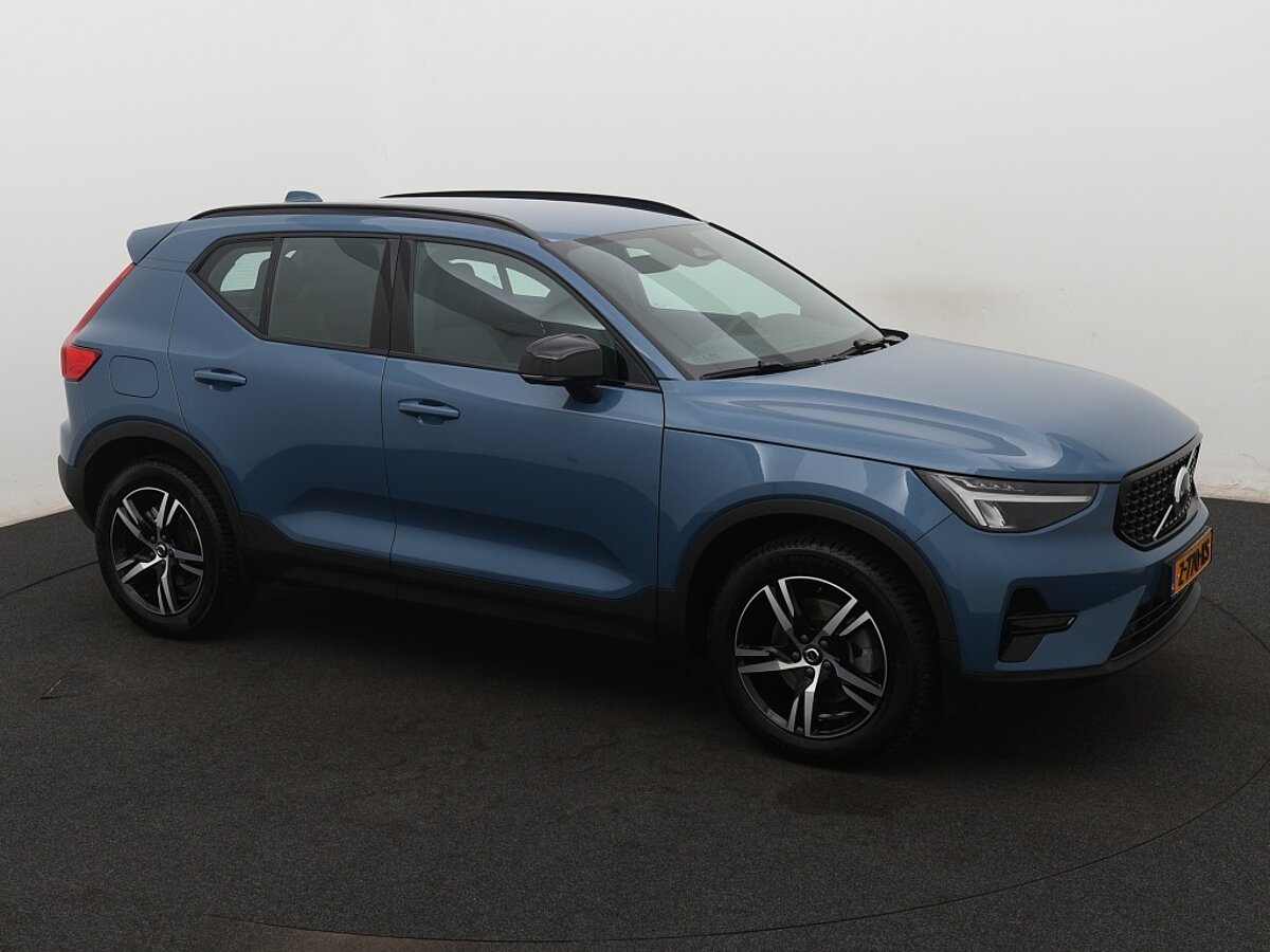 40262321 volvo xc40 2 0 b4 plus dark 02