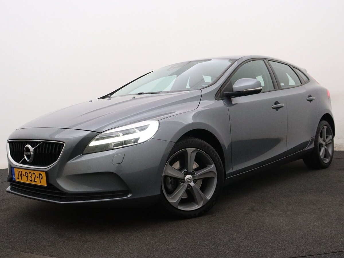 40032707 volvo v40 2 0 t3 momentum 58