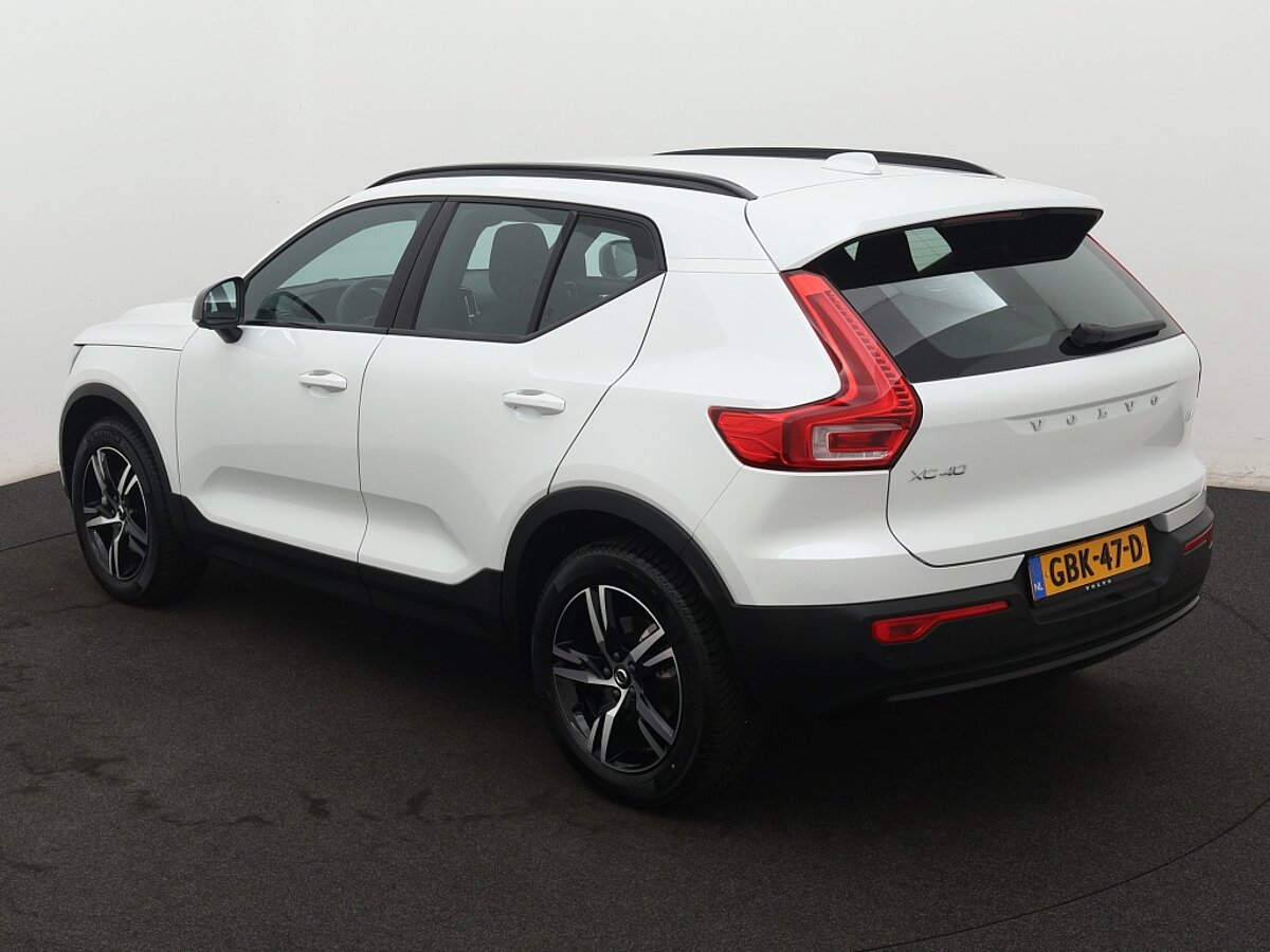 40485894 volvo xc40 2 0 b4 plus dark 3