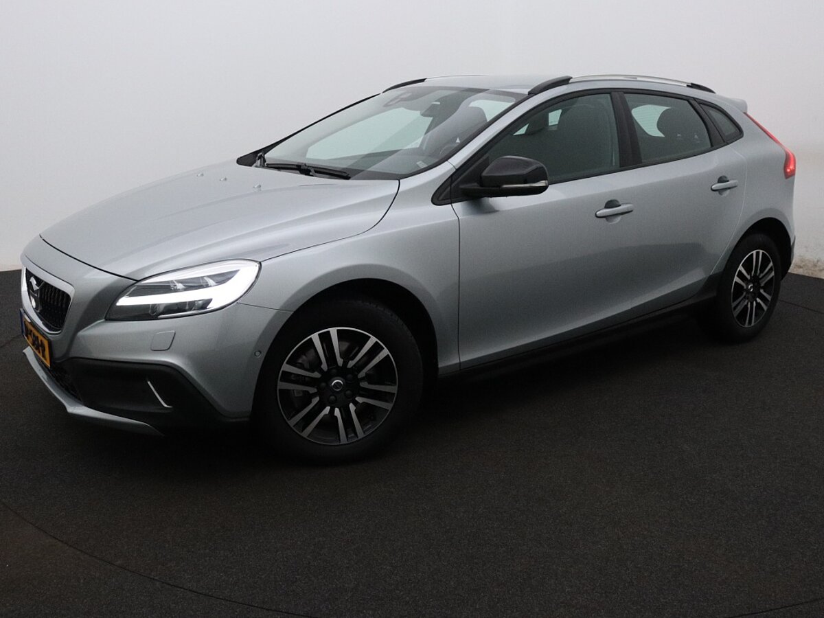 39795099 volvo v40 cross country 2 0 t3 momentum 83