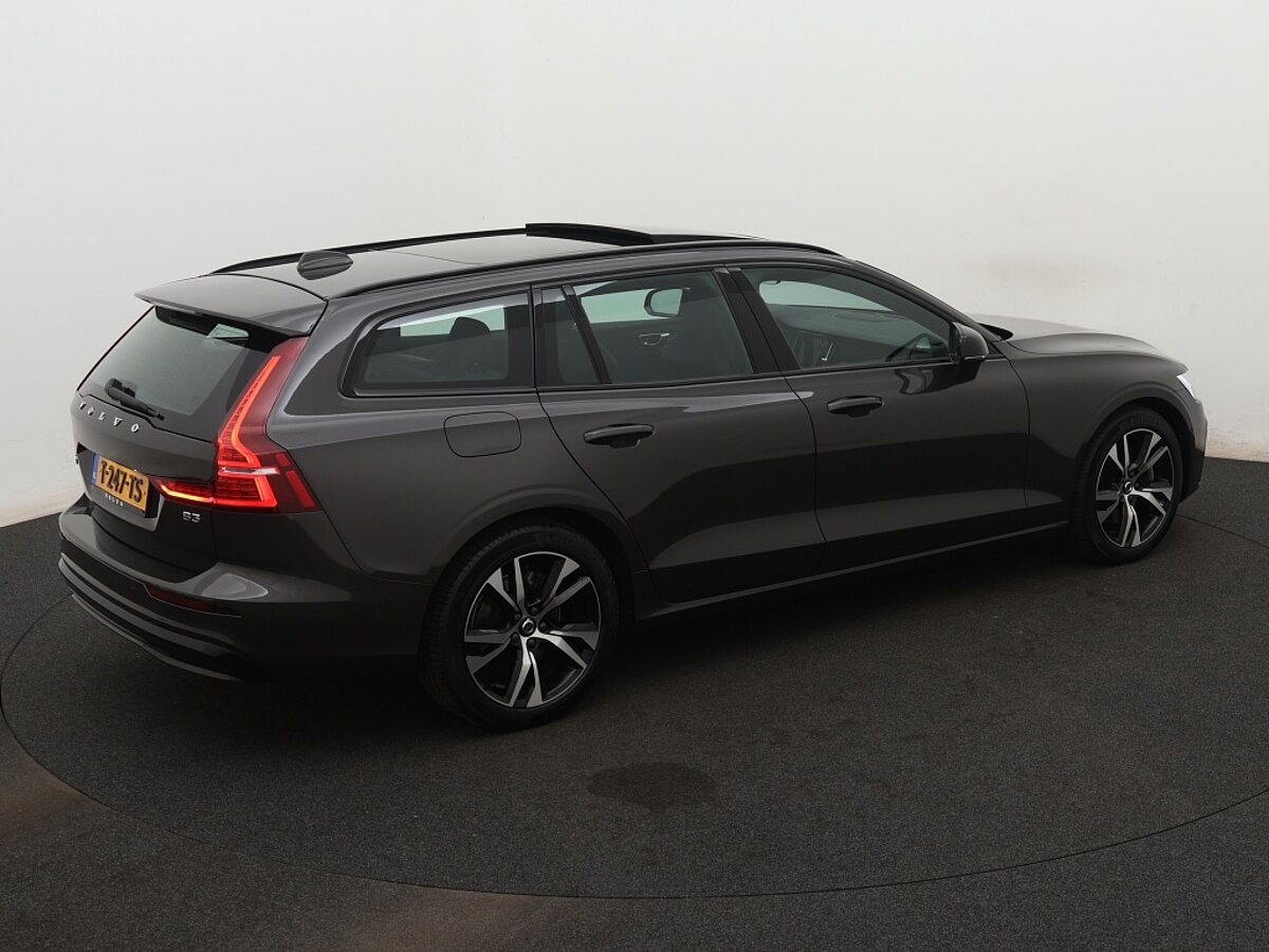 40032693 volvo v60 2 0 b3 plus dark 33