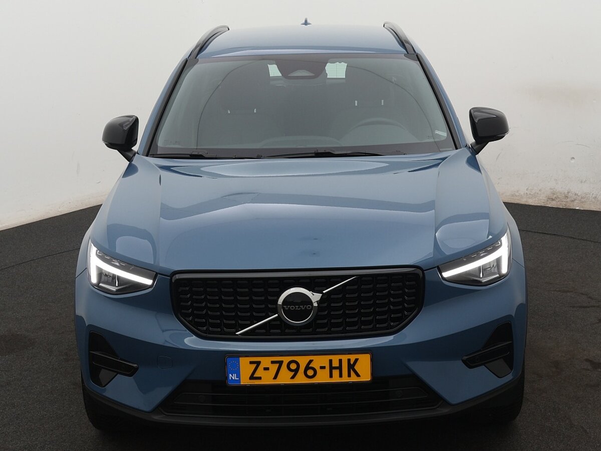 40098635 volvo xc40 2 0 b4 plus dark 8