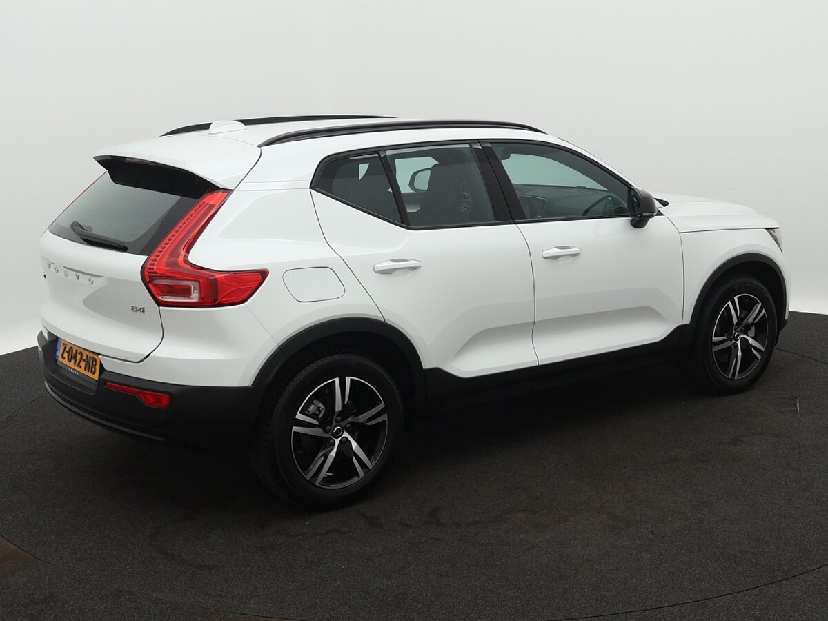 40913574 volvo xc40 2 0 b4 plus dark 01