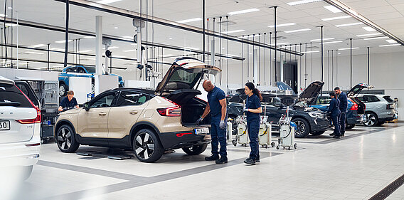 EH2411100 car service workshop1 liggend